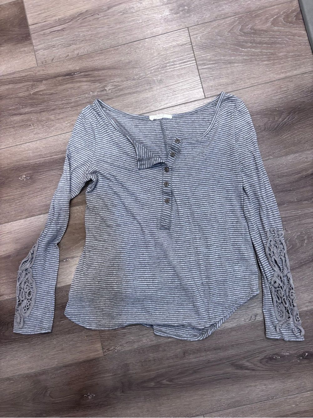 painted threads Grey Striped Henley Long-Sleeve Top w/ Lace Sleeve Detail Medium